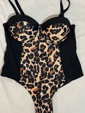 Source Unknown Black and Leopard Print One-Piece Swimsuit